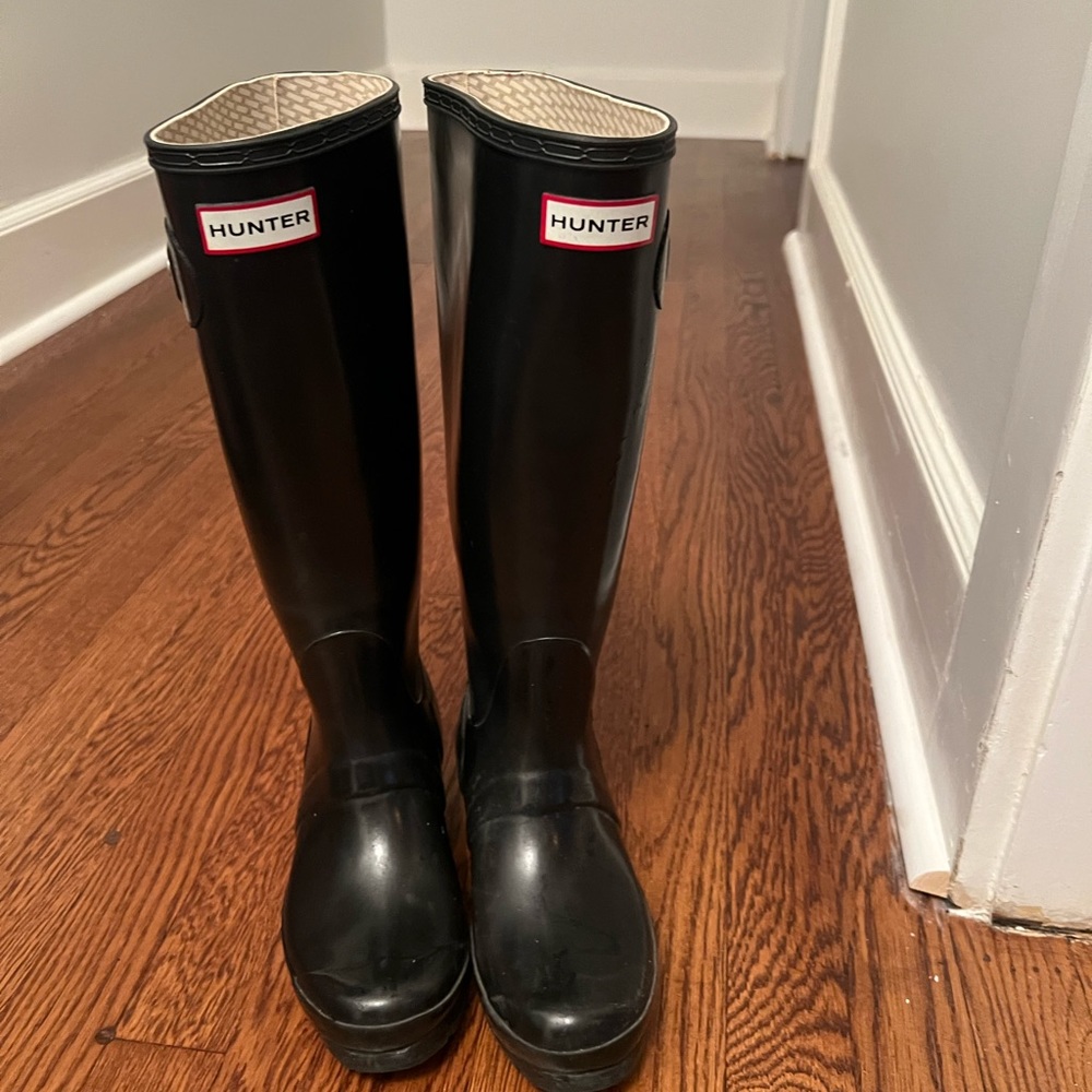 Hunter size 6 black glossy rain boots